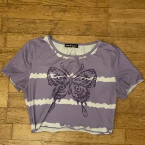 Y2k croptop - Så söt croptop som inte används längre, den är inte så kort som den ser ut! Har bild hur den sitter på, säg till isf. Materialet e så skönt och kvaliten är super.