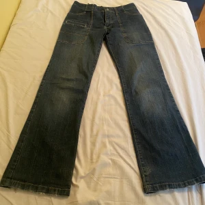 Lågmidjade jeans - Lågmidjade jeans med najs fickor fram och bak. De är vida och mer utsvänga nertill. Säljer pga för stora