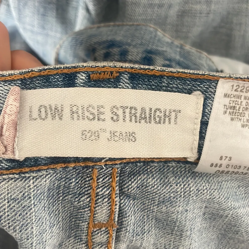 (Lånade bilder) säljer dessa Levis jeans då de inte passade mig, köpta hör på plick för 1000 säljer för 500. Saknar defekter men har hål klippta på insidan av midjan för att kunna justera midjestorleken. Jeans & Byxor.