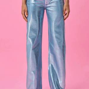 Säljer ett par helt nya Silver Denim Jeans ifrån Lisbonne Atelier. Har aldrig använt jeansen eftersom de är för små. Köpte dom för 1299kr, säljer dom för 650kr. Pris kan diskuteras.💙Skriv för fler bilder. 