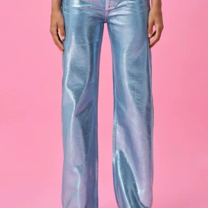 Lisbonne Silver Jeans - Säljer ett par helt nya Silver Denim Jeans ifrån Lisbonne Atelier. Har aldrig använt jeansen eftersom de är för små. Köpte dom för 1299kr, säljer dom för 650kr. Pris kan diskuteras.💙Skriv för fler bilder. 