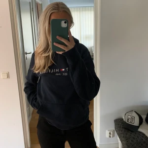 Tommy Hilfiger hoodie - Mörkblå hoodie från Tommy Hilfiger i storlek M. Det är herrmodell men passar även unisex. Köparen står för frakt. 