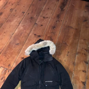 Peak performance jacka - En utav dom äldre modellerna på peak performance jackorna!,Jackan är i otroligt fint skick! Ändå problemet är den man stänger dragkedjan med ( se bild 3)  Storlek M men skulle absolut tipsa om att köpa den för någon i storlek S då den är liten i storlek:)