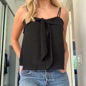 Topp - Fin topp från Mango som man kan knyta om man vill. Storlek Xs men passar även S. Aldrig kommit till användning. Köparen står för frakt. 