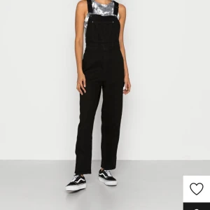 Monki hängselbyxor - Köpta för några år sedan men växte snabbt ut dom så inte haft dom på mig mer än fem gånger kanske?   Passformen är rak, något korta för mig som är 175 cm, justerbart band och knappar på sidan <3  Priset är rörligt och frakten ingår EJ (+69kr)