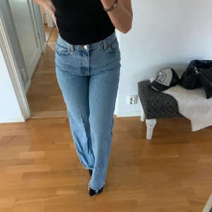 Jeans - Jeans från zara som är högmidjade och långa i benen. Har klippt av några centimeter så det går att klippa om man skulle vilja mer. 