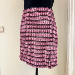 Rutig kjol med slits från Vero Moda i storlek S. Aldrig använd. 