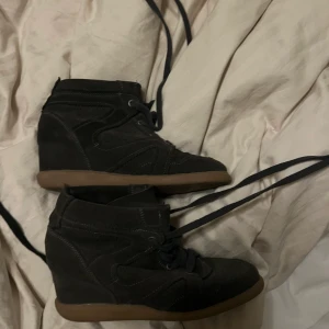 Pavement  - Gråa pavement skor. Lite använda men inget fel på dem! 