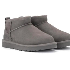 !BYTE! - Någon som vill byta beiga eller gråa inuiikis i strl 39 mot mina knappt använda gråa mini uggs? Fler bilder kan absolut skickas privat. Kartong finns kvar. Kan också tänka mig att sälja för 1400💕