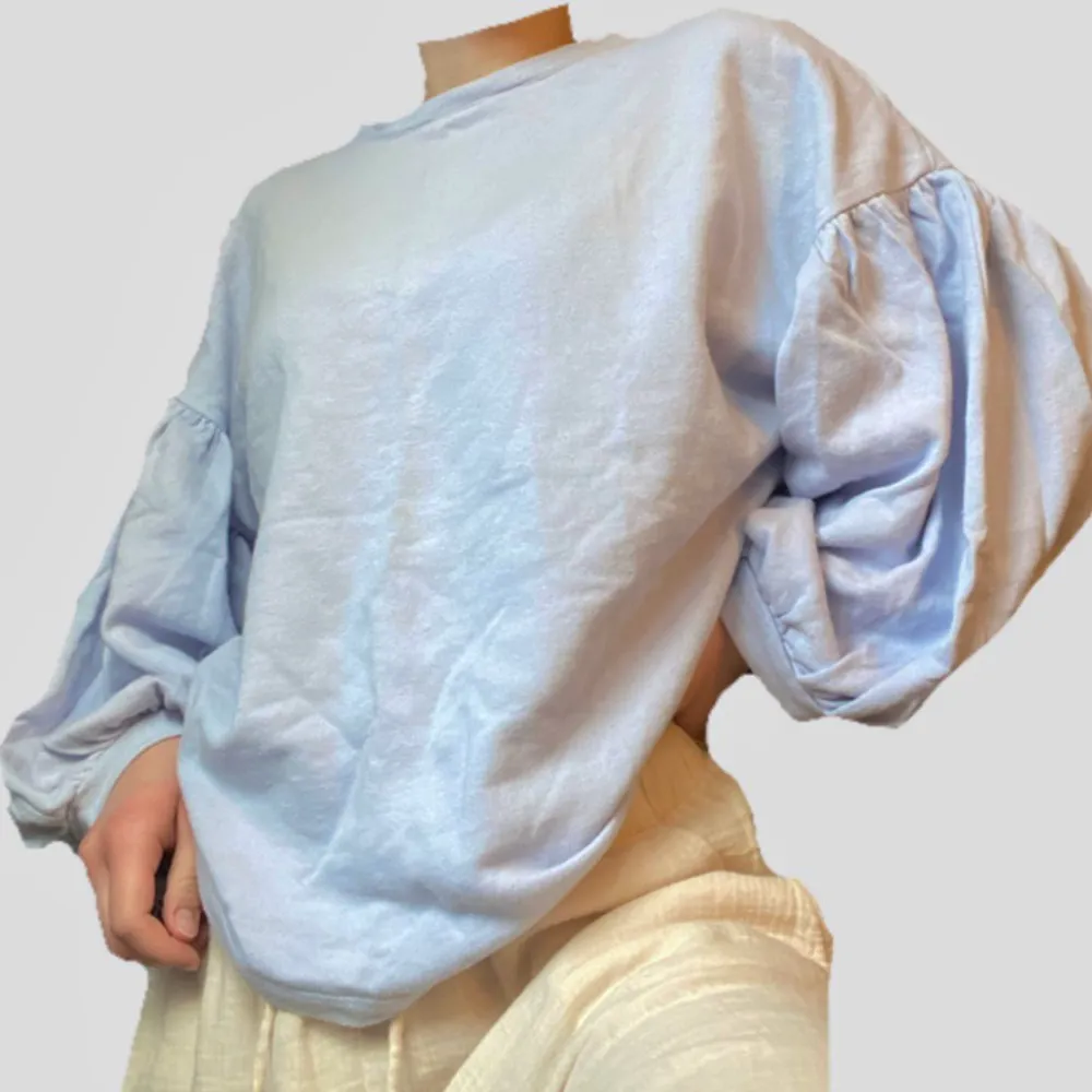 ljusblå oversize tröja med puff sleeves.⚡️ Pris kan diskuteras 🌱. Tröjor & Koftor.