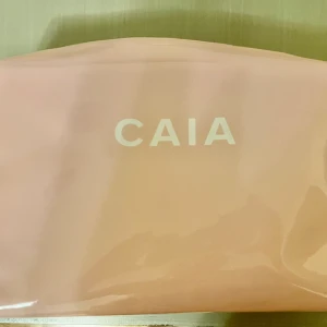 Caia necessärer  - Den rosa, stora Caia necessärer!! Väldigt bra skick. Nypris 245kr