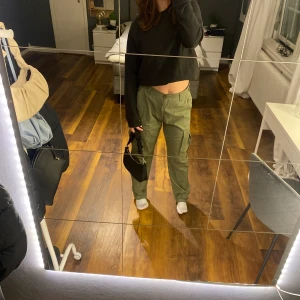Gröna cargobyxor - Skitsnygga cargobyxor som jag säljer då de tyvärr inte kommer till användning. Väldigt sköna och de är ganska långa i benen (jag är ca 170cm för referens). Byxorna är storlek L men passar mindre och större beroende vilken passform man söker. 120kr+frakt❤️