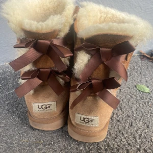 Uggs - Hej säljer ett par super gulliga bruna uggs. använda men fof i fint skick. Hör av dig för fler frågor💖
