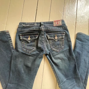 True religion jeans - Askattiga utsvängda true religion Jeans! Slitningarna på bakfickan och hålet på framsidan är en del av designen. Startar budgivning vid intresse(TRYCK INTE PÅ KÖP NU).  :)))