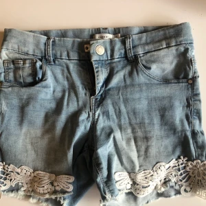 Name it shorts storlek 152/xxs - Jätte fina short i bra skick nästan aldrig använda och inga skador ser helt nya ut. Storleken är 152 men skulle även säga att det passar någon som har xs/xxs i byxor💓säljer då jag har ett par liknade, köparen står för frakt