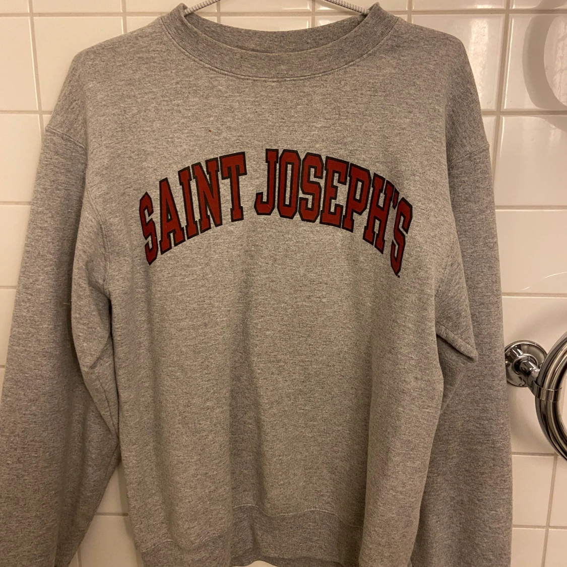 Grå sweatshirt