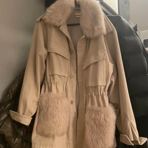 Custommade windie jacket - Säljer min custommade windie jacket i strl s/m. Den är endast använd någon gång så i mycket fint skick ❤️