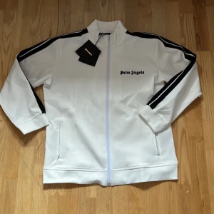 Palm angels jacket - Helt ny! STRL: M En exakt kopia, därför säljer jag den så billigt. Kan frakta Hör av er vid bud
