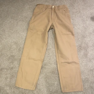 Carhartt work pants - Säljer mina carhartt byxor. I princip oanvända (nyskick). Storlek 30x32. Kan skicka mer bilder och mötas upp i göteborg