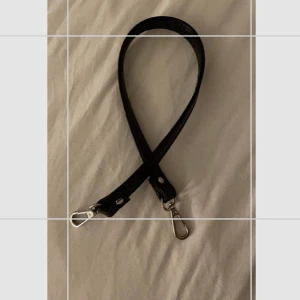 Väskband  - Säljer ett jättefint väskband ifrån en väska som jag ej använder längre. I skin me silver detaljer,passar till allt och riktigt snyggt! Säljer för :30kr använt några fåtal gånger. Nyskick 