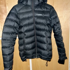 Everest vinterjacka strl 36 - En perfekt dunjacka till vintern. Har bl.a använts vid temperaturer som -15 grader utan att jag har frusit. Sparsamt använd, inga tydliga defekter. Kan mötas upp i Stockholm eller frakta från Stockholm 
