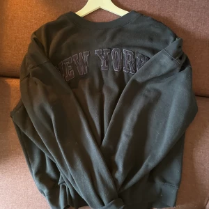New York tröja - Oversized jätteskön mörkblå tröja från New York. Jag köpte den i usa för några år sedan men den har tyvärr inte kommit till användning :/