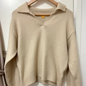 Stickad beige tröja - Beige stickad mysig tröja, storlek 158/164 - S/M. 💕