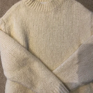 Nu stickad från Zara - Superfin vit stickad tröja. Provad men aldrig kommit till användning. 