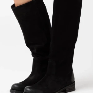 FELMINI COOPER KLASSISKA STÖVLAR - använda kanske 5 gånger, väldigt bra skick. köpa från zalando, slutsålda i storlek 40!!! först till kvarn 