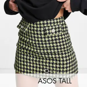 Superfin och slutsåld kjol från ASOS! Strl 42 men känns som 38-40. Nypris 349kr. DM för Egna bilder! Använd gärna köp nu! 😋🥰