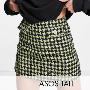 Kjol - Superfin och slutsåld kjol från ASOS! Strl 42 men känns som 38-40. Nypris 349kr. DM för Egna bilder! Använd gärna köp nu! 😋🥰