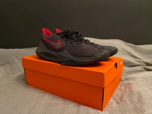 Nike Precision V basketskor - Jag säljer ett par Nike Precision V basketskor. Kartong kommer med. Skorna är i bra skick. Skriv för fler bilder.