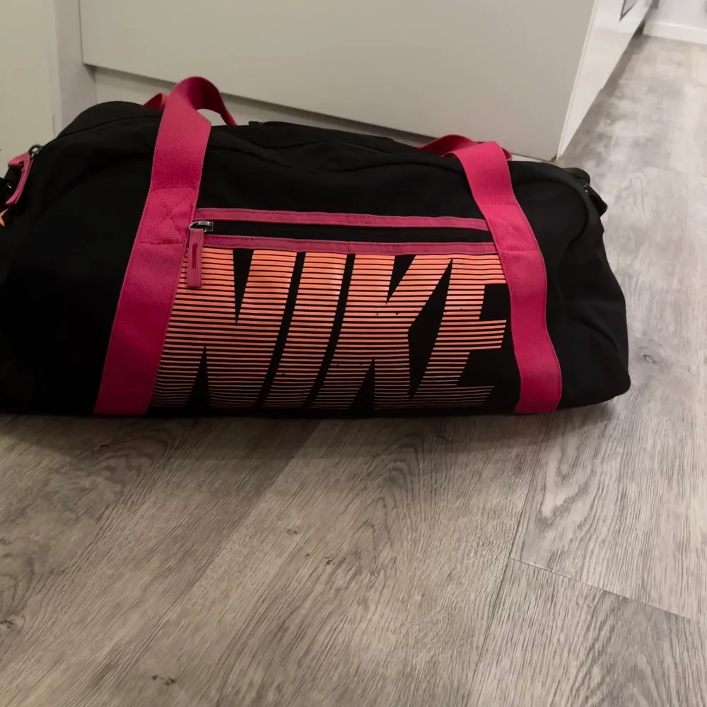 Nike väska i bra skick säljes. 30 liter.. Väskor.
