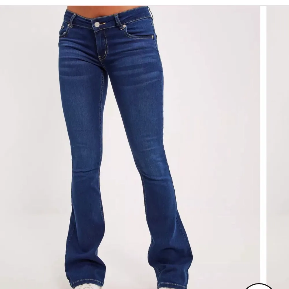 Säljer mina fina blåa Nelly lågmidjade jeans, knappt använda och mycket fint skick💙. Jeans & Byxor.