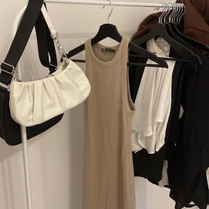 Zara klänning  - Säljer denna långa och fina Zara klänningen för att den aldrig kommer till änvändning! Den har bara använts en gång❤️ 