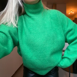 Stickad tröja - Säljer denna gröna supersnygga tröja från ZARA i strl M men passar både XS och S.