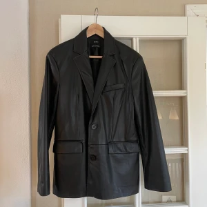 Kavaj  - Kavaj i imiterat läder från Bershka! Sitter fint på och är perfekt som vår/höstjacka! Skriv om ni vill ha fler bilder⭐️