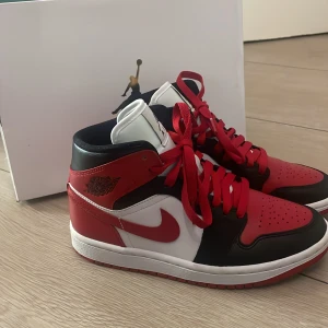 Jordan air 1 mid  -  Jordan air 1 mid stl 36. Köpta för ca 1 månad sen, som nya, inte creasade och använda fåtal gånger.  Dock skosnöre som är uppskavt (se bild 3), men mycket lätt att åtgärda.