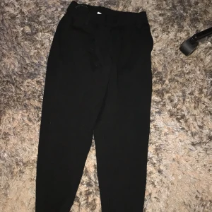 Kostym byxor strl x-small - Kostym byxor med jacqueline de Yong Använt några få gånger annars bara legat! 