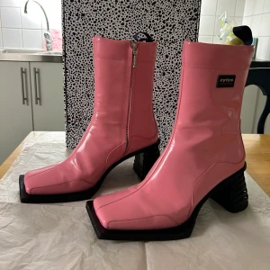 Eytys - Knappt använda. Eytys Boots rosa Gaia 