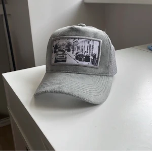 Emilio pendeza keps - Knappt använd, ingen slitage och inga smutsiga fläckar osv • Skick 9/10 eftersom den har använts någon gång ute!