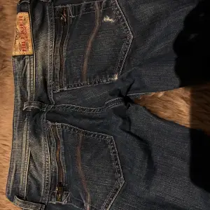 Jättefina lågmidjade jeans, (de är ganska lågmidjade så de skulle inte passa på någon över 165) rak modell och passar jättebra. Ändats använda en gång och säljer pga att jag har för många liknande jeans. GRATIS FRAKT❤️kontakta mig om du har frågor❤️