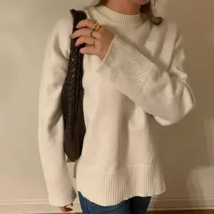 Vit fräsch och klassisk sweatshirt från zara🌟 storlek s 