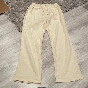 Linne byxor - Nu säljer jag mina linnebyxor😊 Jag har aldrig använt då dom är förstora för mig. Köptes för 300 kr tror jag. Köparen står för frakt.