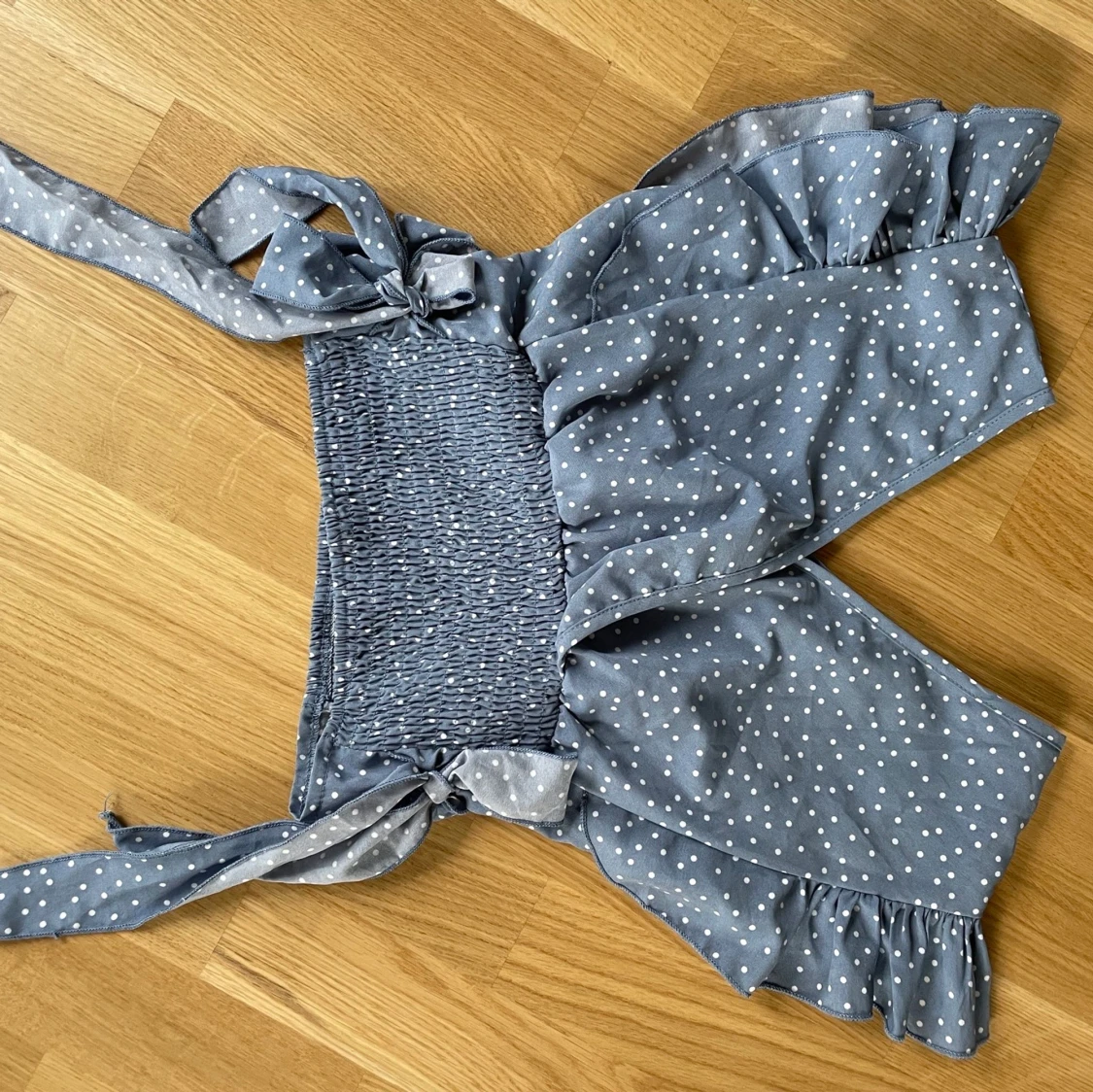 Blå blus med fina volanger - 90