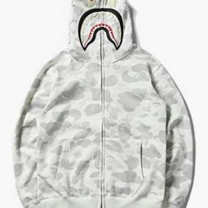 En vit bape hoodie, den är fake och köpt på amazon. Bra skick, oversize så passar  alla. Jag kan mötas i Stockholm eller posta men använd inte köp direkt tack 🫶🏻🫶🏻