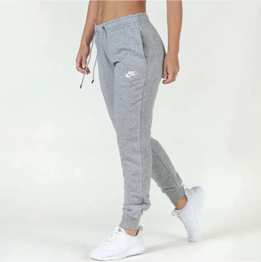 Säljer ett par gråa Nike mjukisar köpa på Zalando. . Jeans & Byxor.