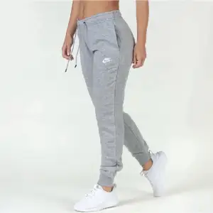 Säljer ett par gråa Nike mjukisar köpa på Zalando. 