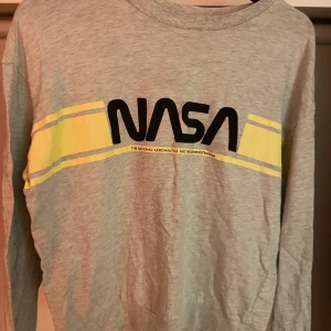 Hm - En tröja med nasa tryck köpte från hm för några år sen. Men har bara använt den några gånger. Säljer då det inte riktigt är min stil längre. Storlek M men passar bra till S också. Skriv för bilder eller frågor🤍