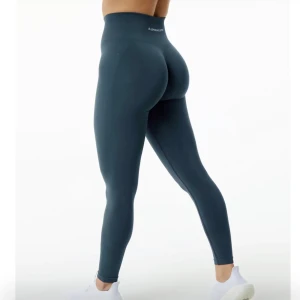 Alphalete tights  - Säljer mina helt nya alphalete tights i storlek small. I modellen AMPLIFY LEGGING. Byxorna är endast testade så dem är i nytt skick. Betalat sammanlagt 900kr på dessa inklusive frakt och tull. Byxorna är i färgen: Whale Blue. 